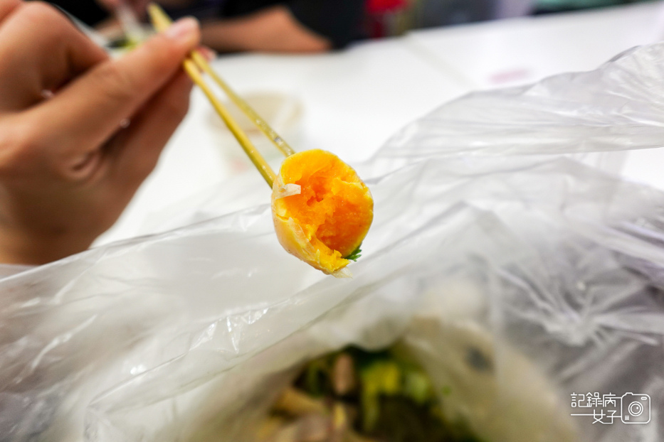 31通化夜市紅花天後麻辣鹽水雞雞心黃金半熟蛋高麗菜花椰菜洋蔥.jpg