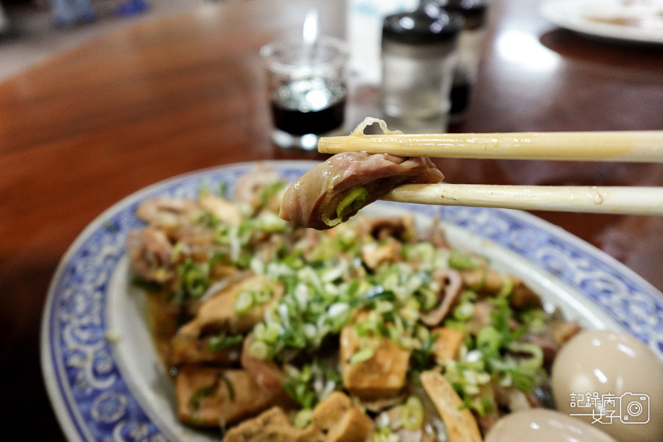 16桃園春日路巧合珍牛肉麵四川牛肉麵滷味滷牛筋牛肚大腸.jpg