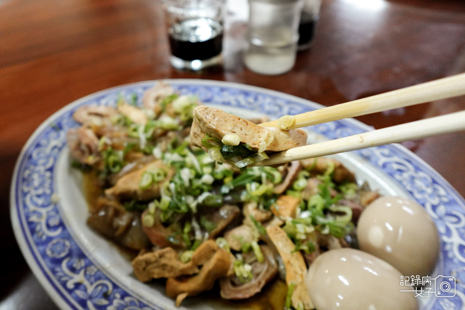 20桃園春日路巧合珍牛肉麵四川牛肉麵滷味溏心蛋豆干.jpg