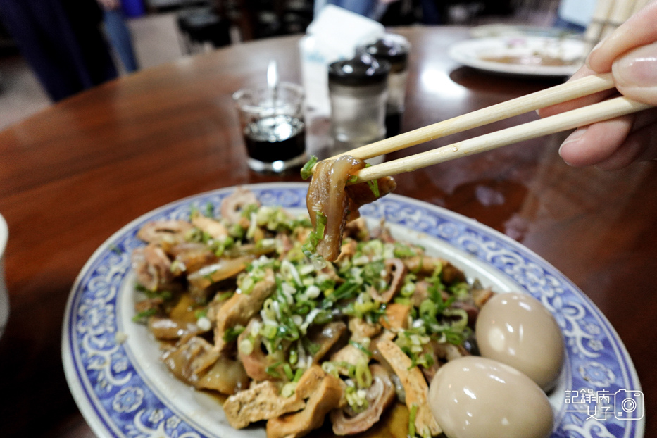 18桃園春日路巧合珍牛肉麵四川牛肉麵滷味滷牛筋牛肚大腸.jpg