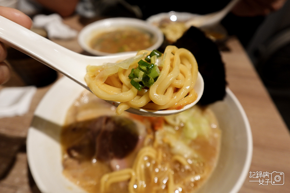 9台北士林夜市美食百八龍拉麵豚骨柚香沾麵豚骨激辛拉麵免費加麵.jpg