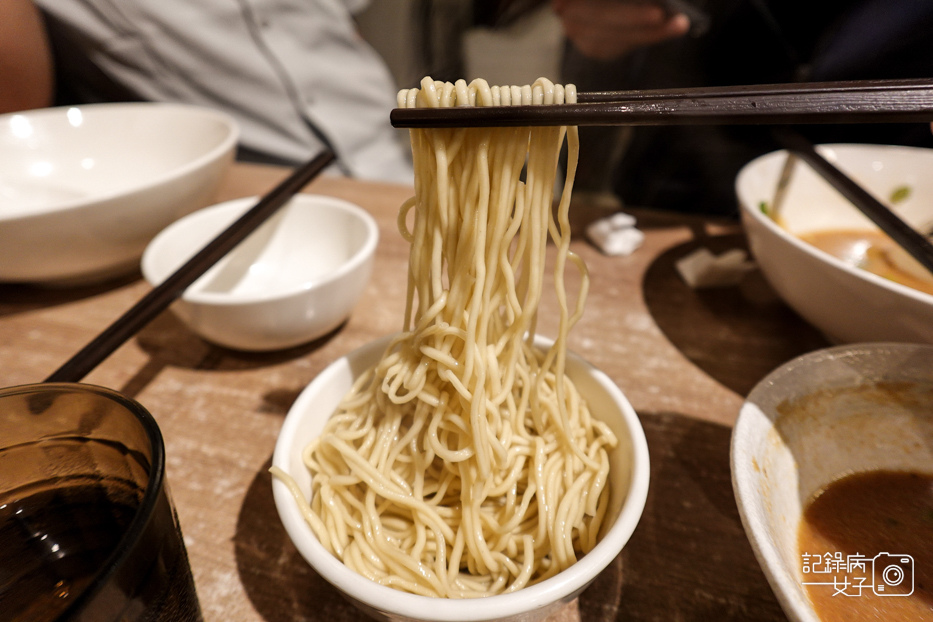 10台北士林夜市美食百八龍拉麵豚骨柚香沾麵豚骨激辛拉麵免費加麵.jpg