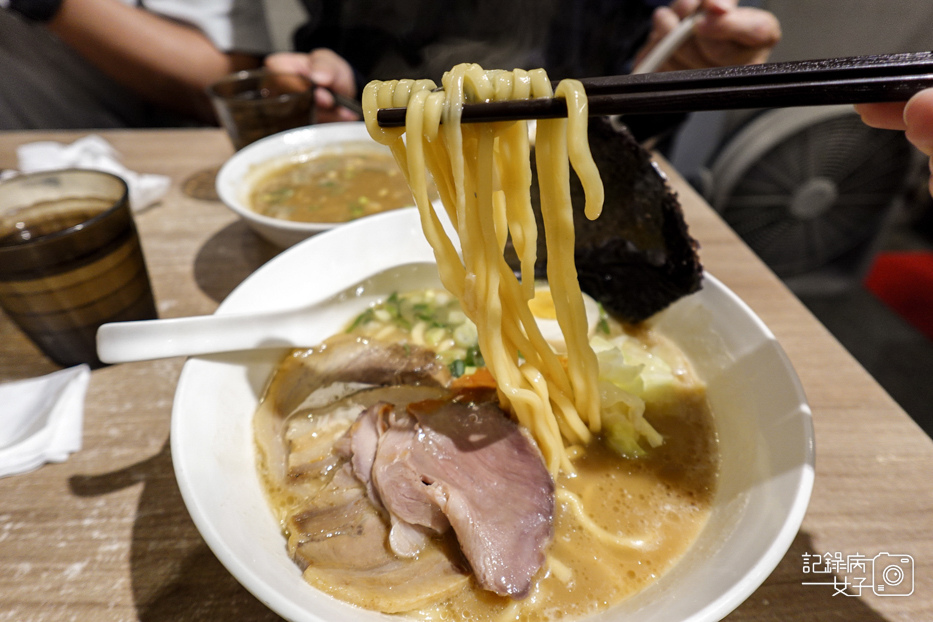 8台北士林夜市美食百八龍拉麵豚骨柚香沾麵豚骨激辛拉麵免費加麵.jpg