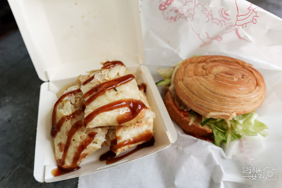 1台北內湖東湖阿枝早點起司豬排丹麥堡蔬菜蛋餅蘿蔔絲鮪魚蛋餅.jpg