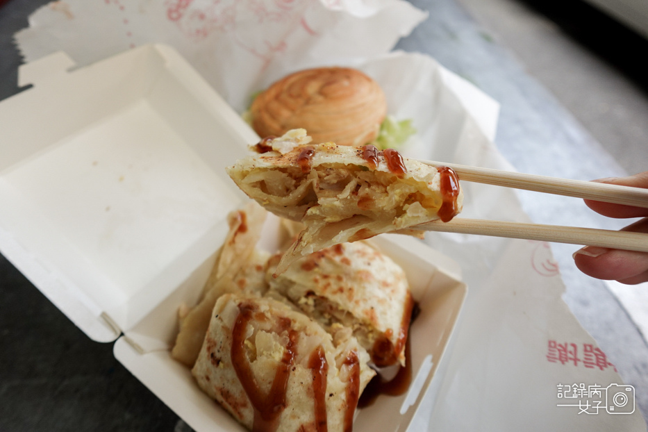 3台北內湖東湖阿枝早點起司豬排丹麥堡蔬菜蛋餅蘿蔔絲鮪魚蛋餅.jpg