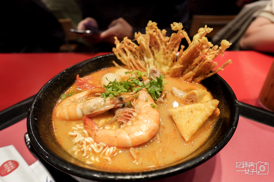 10統一時代美食街瓦城大心新泰式麵食招牌酸辣海陸麵椒麻雞飯.jpg