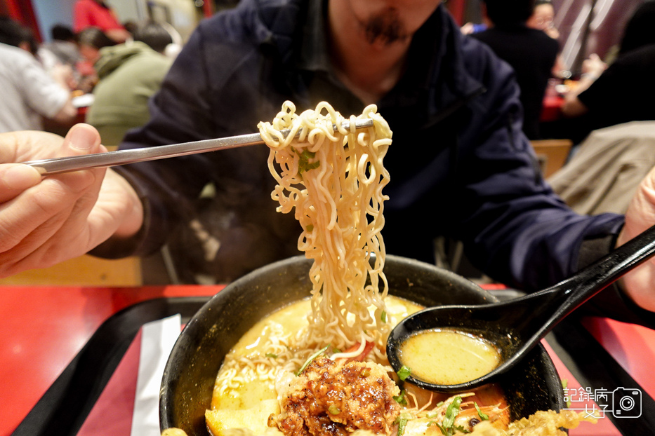 11統一時代美食街瓦城大心新泰式麵食招牌酸辣海陸麵椒麻雞飯.jpg