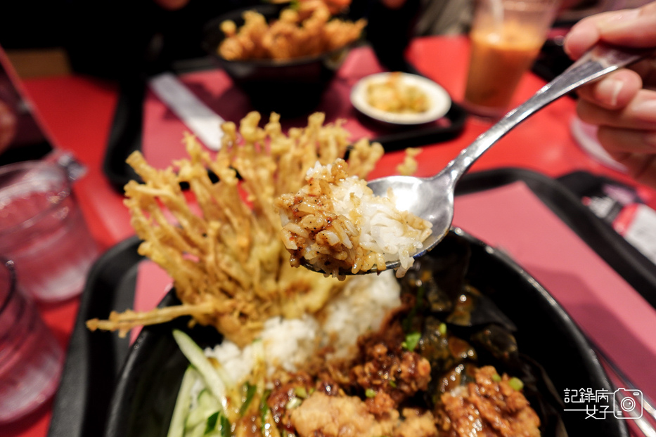 17統一時代美食街瓦城大心新泰式麵食招牌酸辣海陸麵椒麻雞飯.jpg