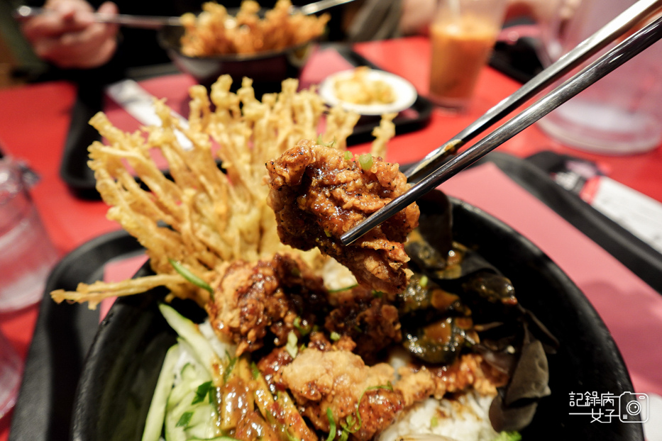 15統一時代美食街瓦城大心新泰式麵食招牌酸辣海陸麵椒麻雞飯.jpg
