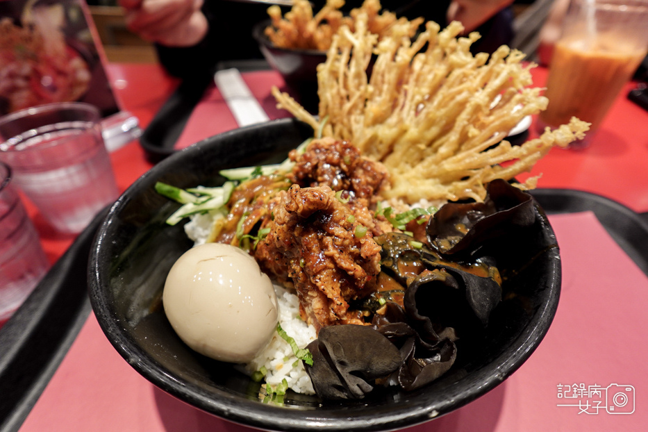 14統一時代美食街瓦城大心新泰式麵食招牌酸辣海陸麵椒麻雞飯.jpg