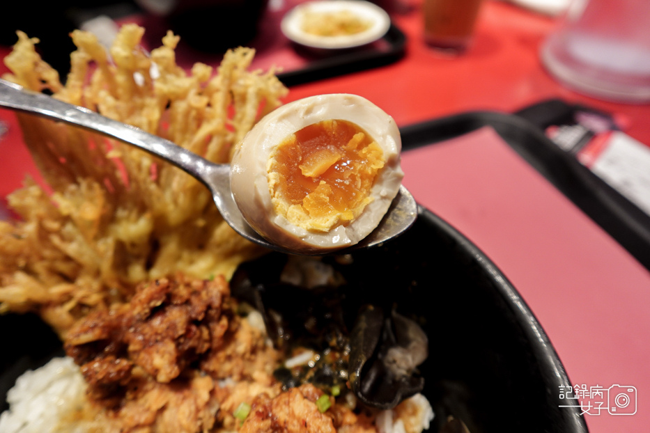18統一時代美食街瓦城大心新泰式麵食招牌酸辣海陸麵椒麻雞飯.jpg