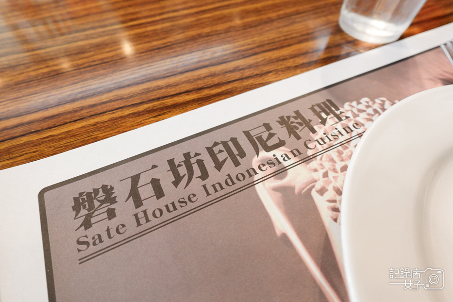 42米其林必比登磐石坊正宗印尼料理蜂巢爪哇炸雞巴東牛肉雞絲糯米卷薑黃飯.jpg