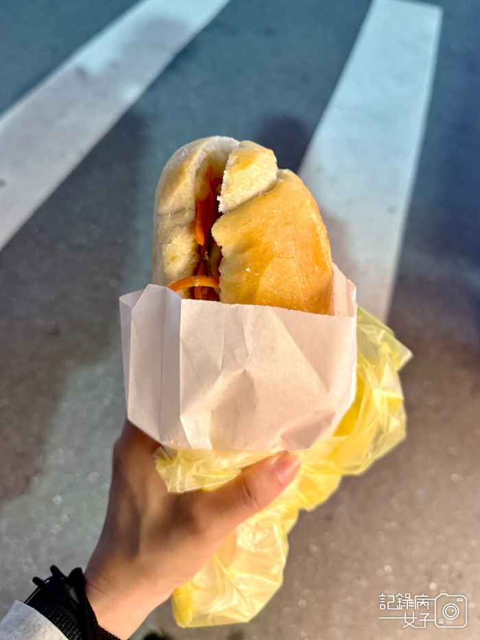 14公館夜市阿鸞手工法國麵包招牌綜合豬肉越式麵包.jpg