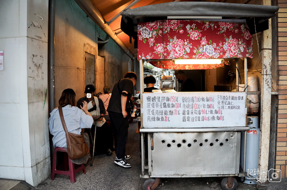 1南港區無招牌麵攤無名麵攤炙燒豬頭骨肉豬舌皮蛋臭豆腐麵.jpg