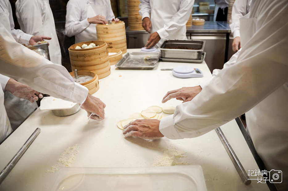 3鼎泰豐巧克力小籠包松露小籠包招牌排骨炒飯推薦黃金流沙包.jpg