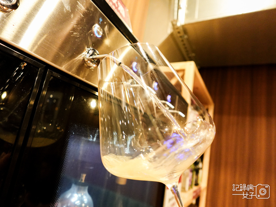 9Wineswee威士威酒食299紅酒白酒威士忌喝到飽招牌脆皮德國豬腳烤豬肋排.jpg