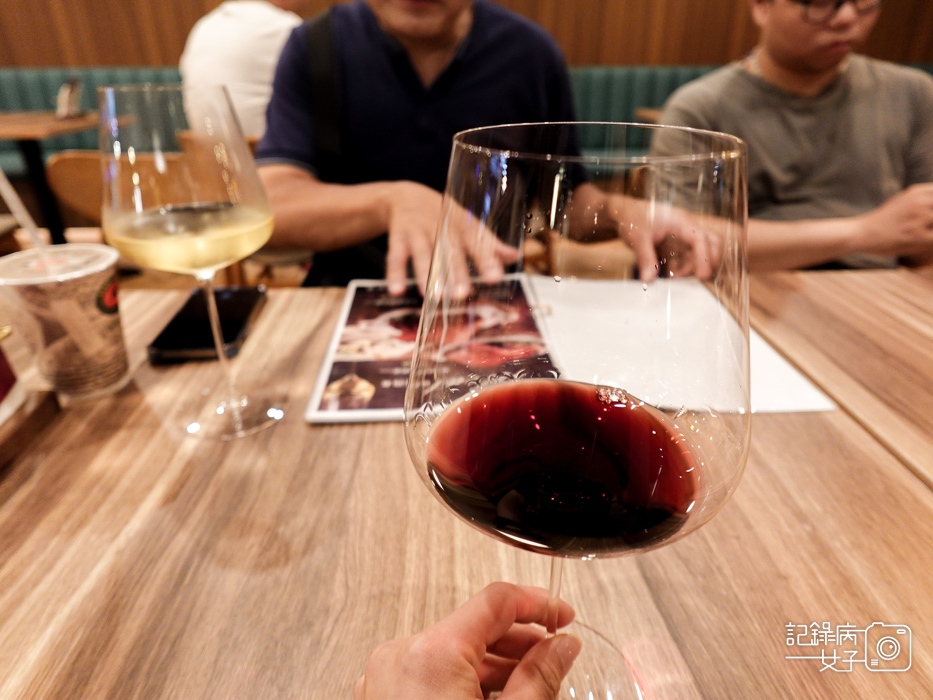 14Wineswee威士威酒食299紅酒白酒威士忌喝到飽招牌脆皮德國豬腳烤豬肋排.jpg