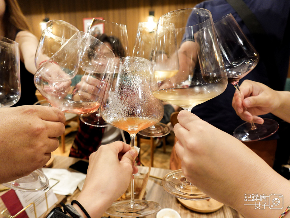 16Wineswee威士威酒食299紅酒白酒威士忌喝到飽招牌脆皮德國豬腳烤豬肋排.jpg