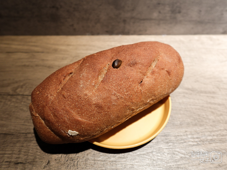 6大約翰烘焙開箱開心果全麥麵包熱量營養標示.jpg