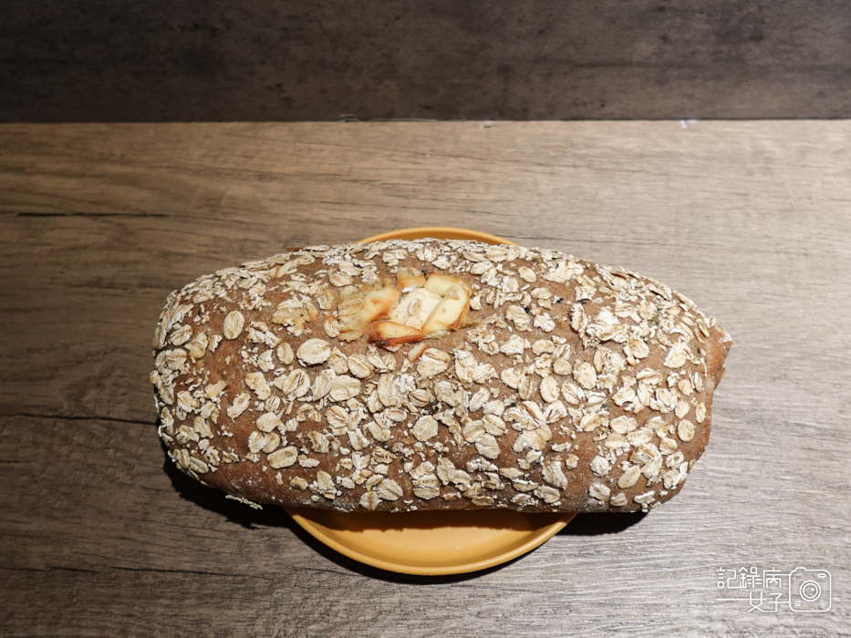 1大約翰烘焙季節限定開箱優格芒果全麥麵包熱量營養標示.jpg