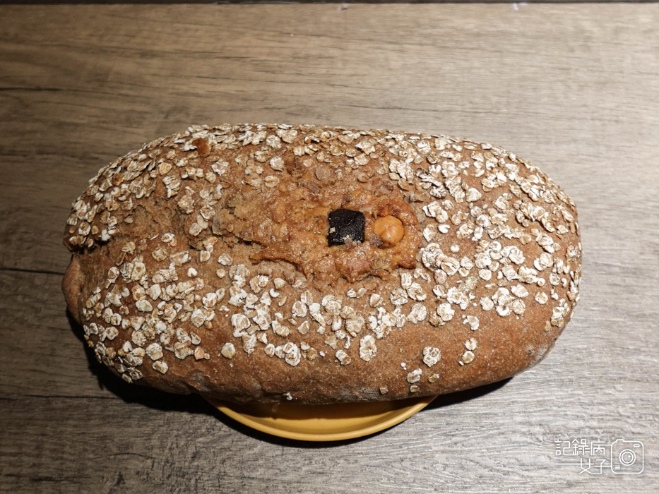 9大約翰烘焙開箱榛果巧克力黃金黑麥麵包熱量營養標示.jpg