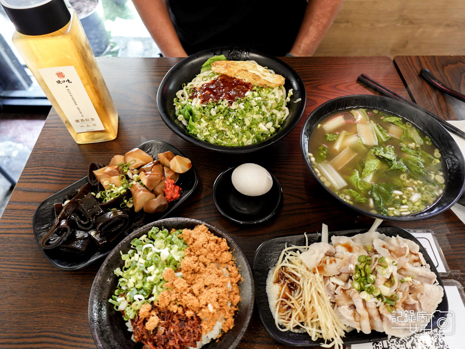 11三重美食張口吃豬油拌飯溫泉蛋麻辣乾拌麵丼飯.jpg