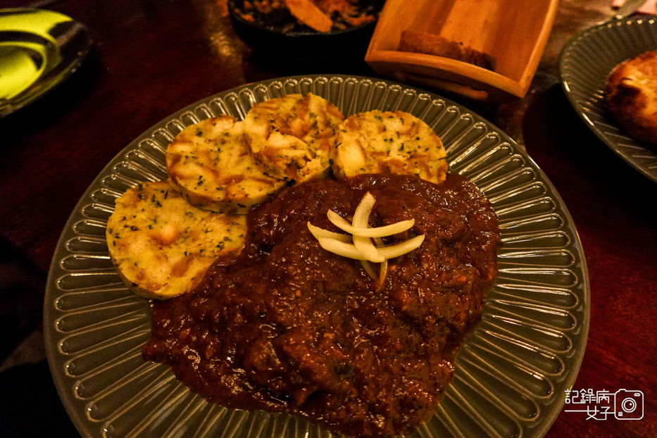 35燉牛肉佐麵糰子炸乳酪火腿薯條.jpg