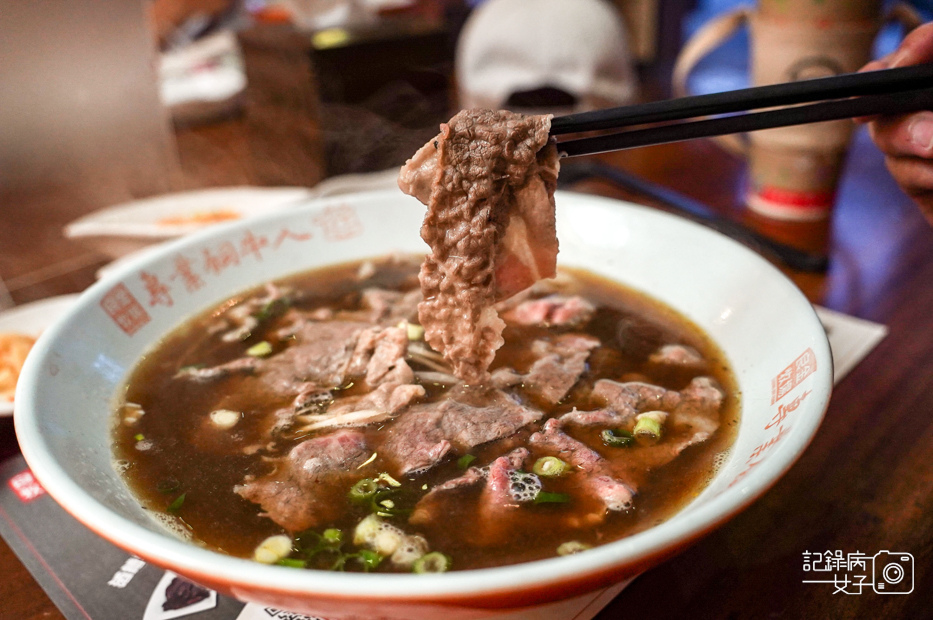 19金門美食良金牧場工廠金門現沖酒糟牛肉麵紅燒藥膳湯頭.jpg