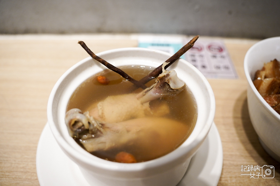 20金門美食文青小店雨川食堂高粱肉燥飯家常五花飯一條根雞湯.jpg