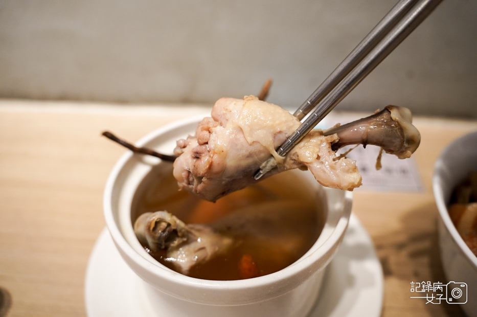 22金門美食文青小店雨川食堂高粱肉燥飯家常五花飯一條根雞湯.jpg