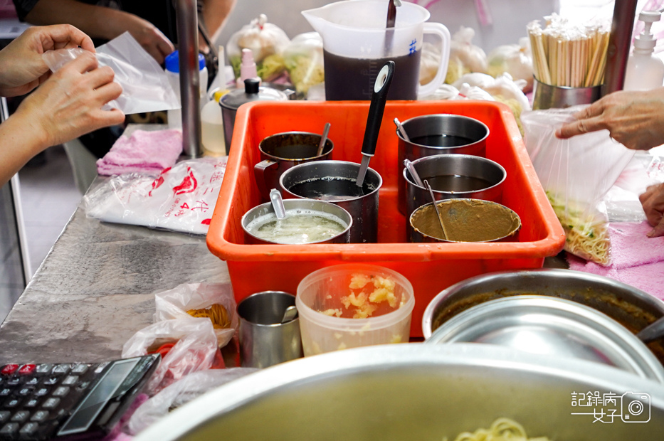 9台北信義區美食邱記涼麵麻醬炸醬麵綜合貢丸味噌湯.jpg