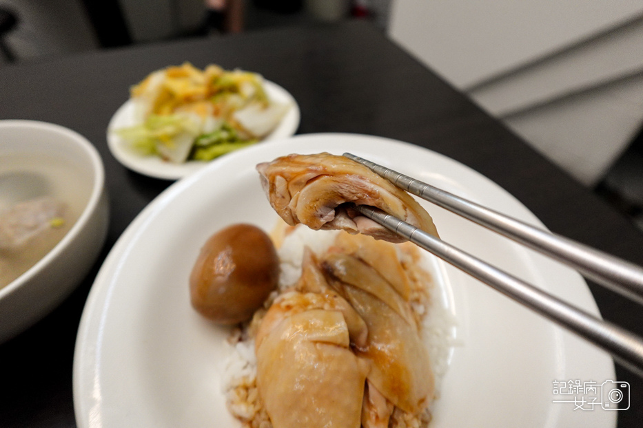 17通化臨江街夜市梁鑫雞肉飯專門店海南雞醬油膏雞腿.jpg