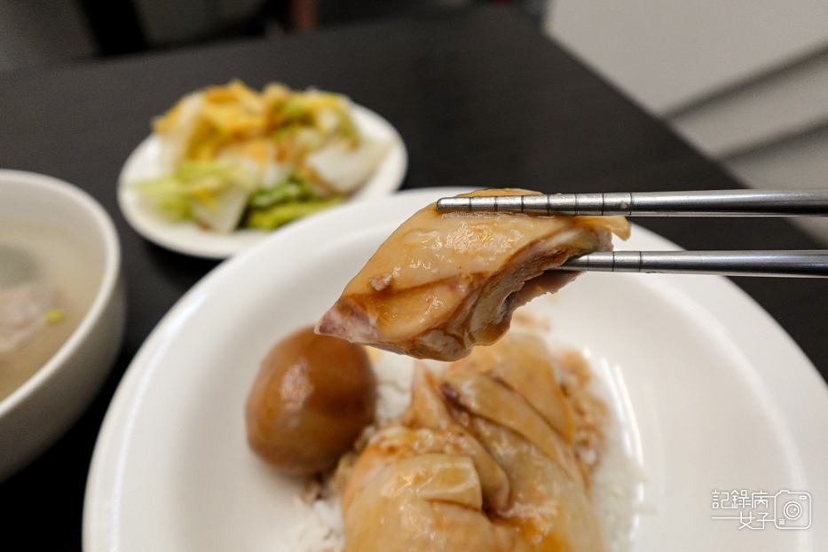 18通化臨江街夜市梁鑫雞肉飯專門店海南雞醬油膏雞腿.jpg