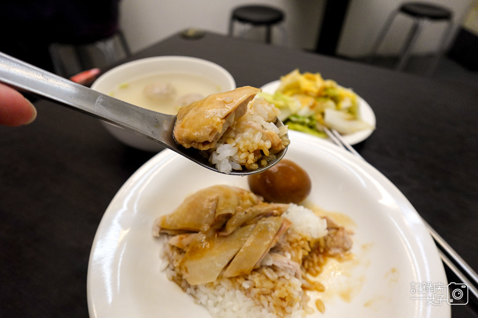 19通化臨江街夜市梁鑫雞肉飯專門店海南雞醬油膏雞腿.jpg