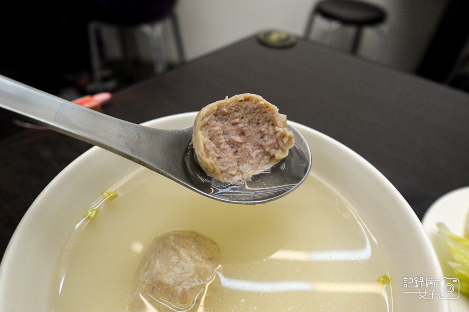 23通化臨江街夜市梁鑫雞肉飯專門店海南雞醬油膏雞腿.jpg