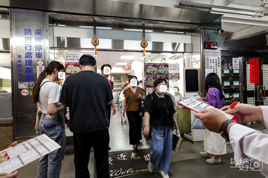 2木曜四超玩一日雞肉飯店員梁記嘉義雞肉飯魯飯套餐綜合貢丸湯.jpg