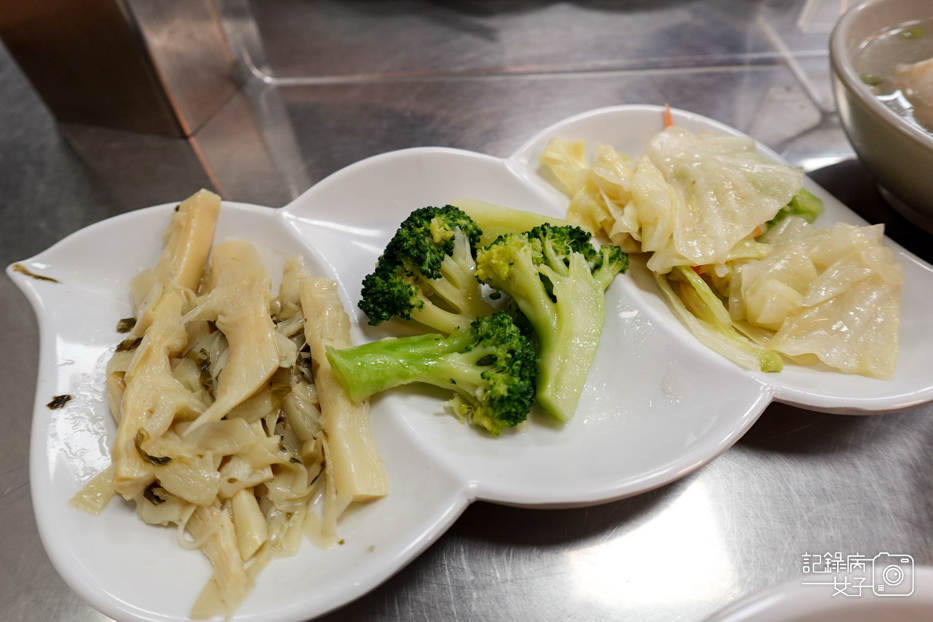 18木曜四超玩一日雞肉飯店員梁記嘉義雞肉飯魯飯套餐綜合貢丸湯.jpg