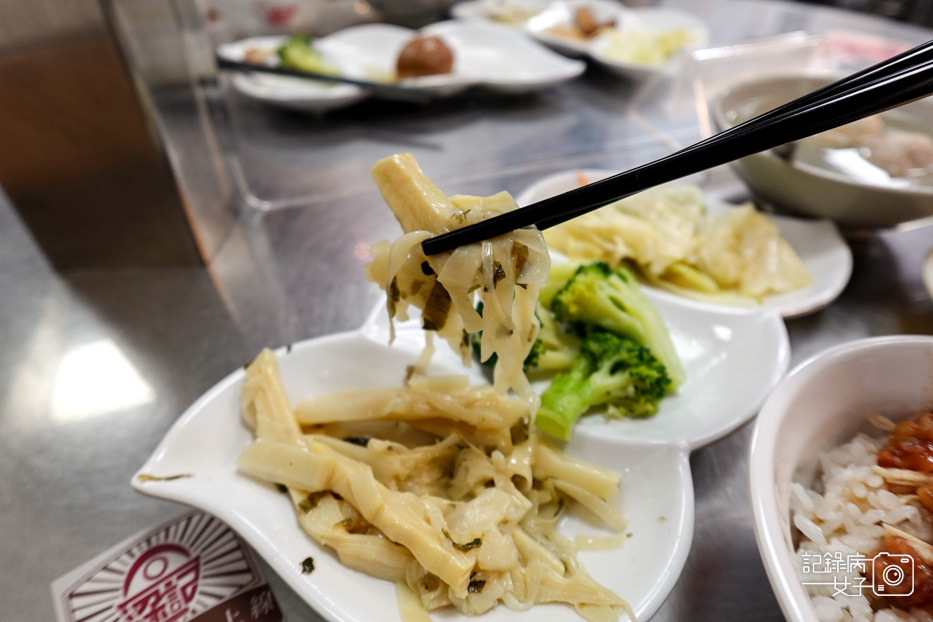 19木曜四超玩一日雞肉飯店員梁記嘉義雞肉飯魯飯套餐綜合貢丸湯.jpg