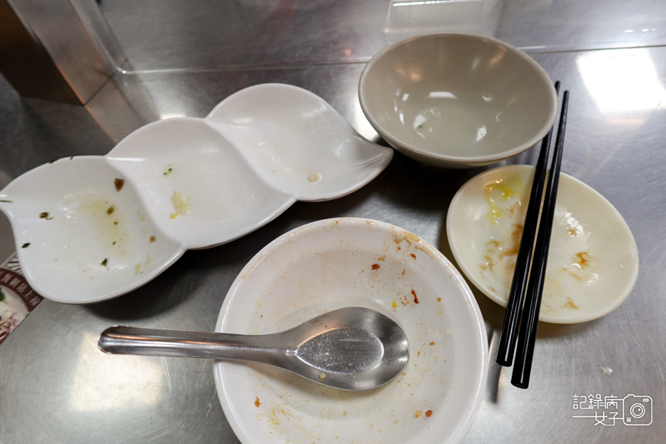 24木曜四超玩一日雞肉飯店員梁記嘉義雞肉飯魯飯套餐綜合貢丸湯.jpg