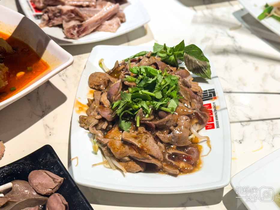6阿城鵝肉吉林二店煙燻鴨肉切盤鴨翅膀下水麻辣鴨血.jpg