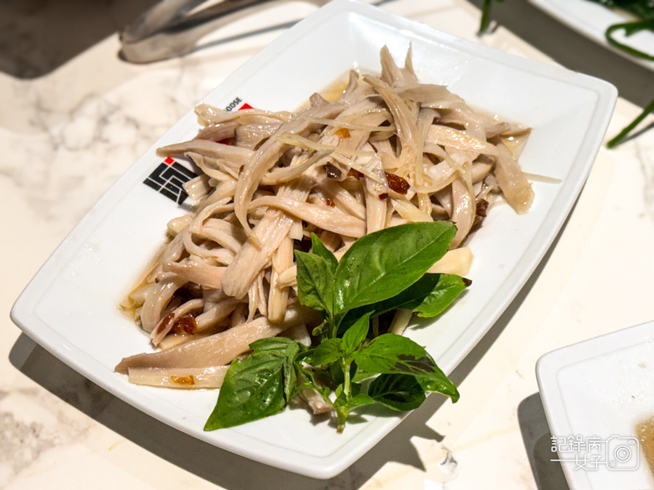 10阿城鵝肉吉林二店煙燻鴨肉切盤鴨翅膀下水麻辣鴨血.jpg