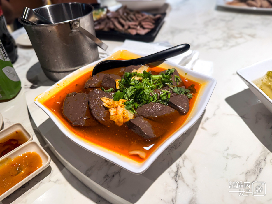 11阿城鵝肉吉林二店煙燻鴨肉切盤鴨翅膀下水麻辣鴨血.jpg