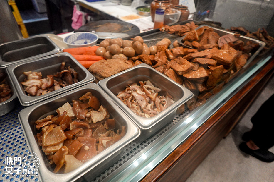 6光復內湖三重美食宵夜東引快刀手滷味牛肉麵招牌牛油麻醬拌麵紅油炒手.jpg