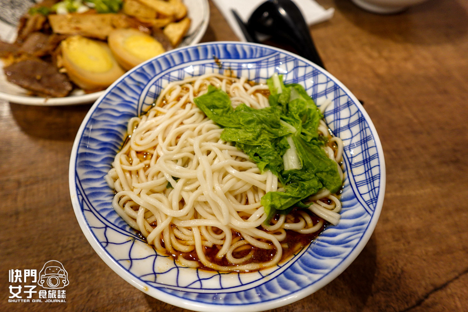 17光復內湖三重美食宵夜東引快刀手滷味牛肉麵招牌牛油麻醬拌麵紅油炒手.jpg