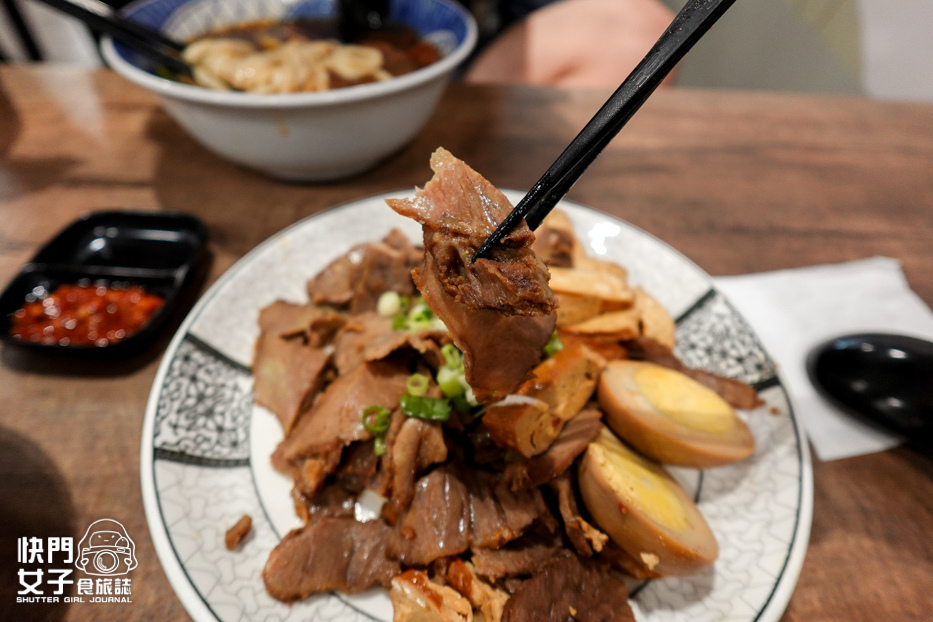 23光復內湖三重美食宵夜東引快刀手滷味牛肉麵招牌牛油麻醬拌麵紅油炒手.jpg