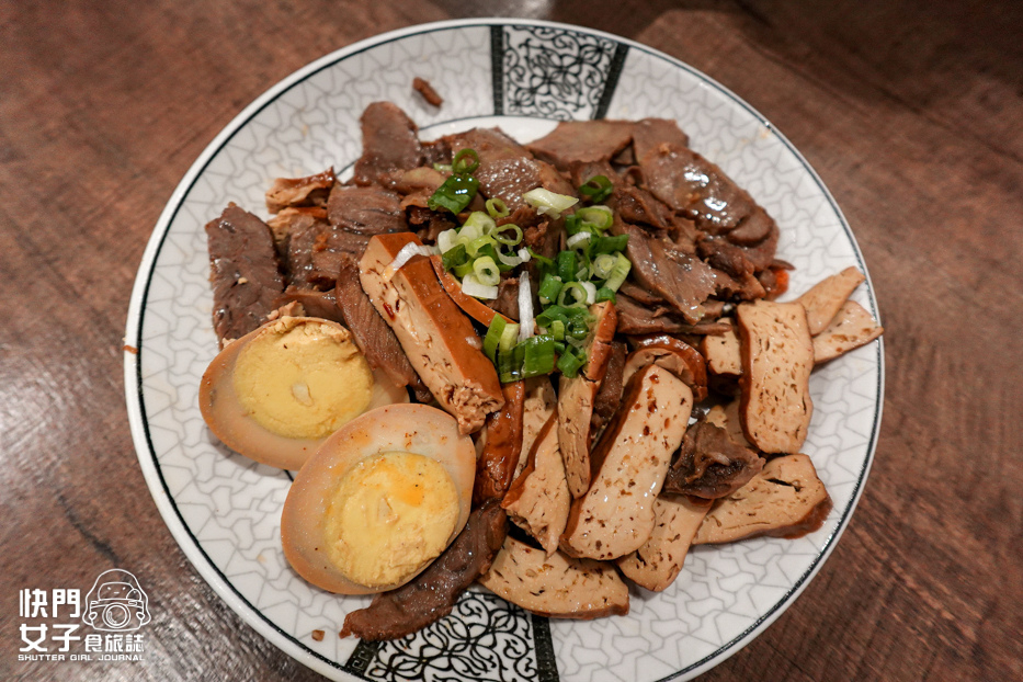 21光復內湖三重美食宵夜東引快刀手滷味牛肉麵招牌牛油麻醬拌麵紅油炒手.jpg