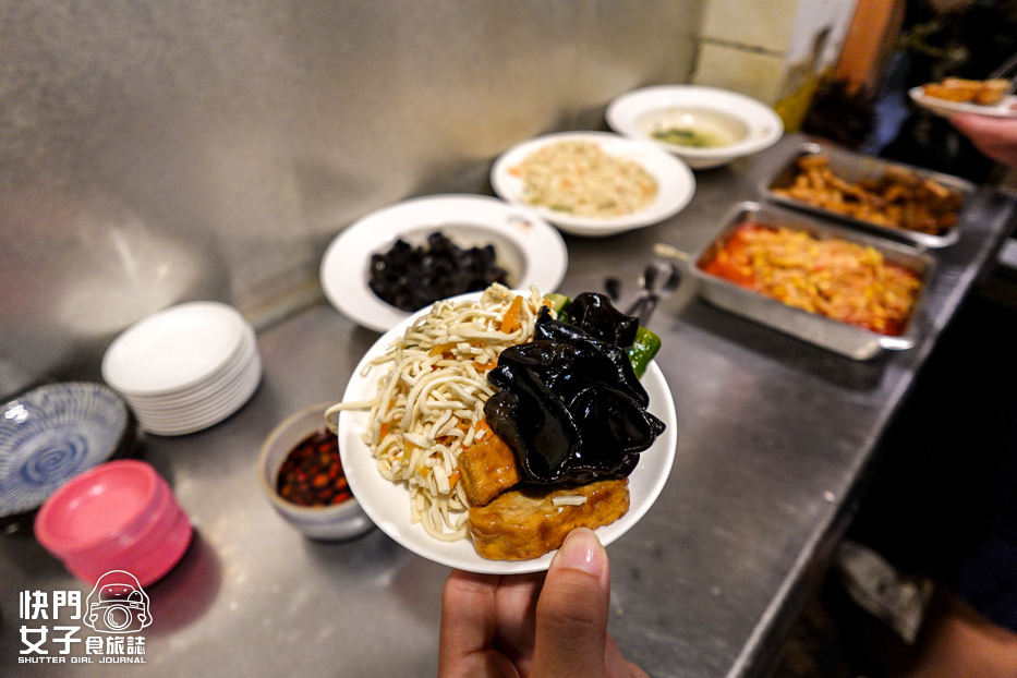 12台北信義區虎林街美食牛味餐館乾半牛肉麵半筋半肉麵小菜自助夾.jpg 12台北信義區虎林街美食牛味餐館乾半牛肉麵半筋半肉麵小菜自助夾.jpg