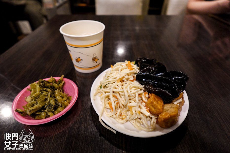 14台北信義區虎林街美食牛味餐館乾半牛肉麵半筋半肉麵小菜自助夾.jpg 14台北信義區虎林街美食牛味餐館乾半牛肉麵半筋半肉麵小菜自助夾.jpg