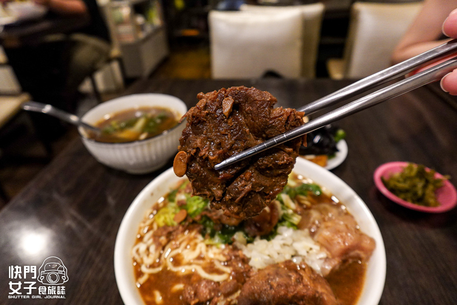 18台北信義區虎林街美食牛味餐館乾半牛肉麵半筋半肉麵小菜自助夾.jpg 18台北信義區虎林街美食牛味餐館乾半牛肉麵半筋半肉麵小菜自助夾.jpg