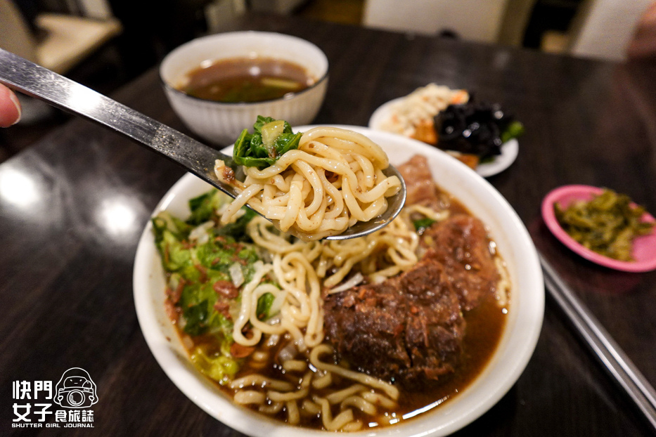 21台北信義區虎林街美食牛味餐館乾半牛肉麵半筋半肉麵小菜自助夾.jpg 21台北信義區虎林街美食牛味餐館乾半牛肉麵半筋半肉麵小菜自助夾.jpg